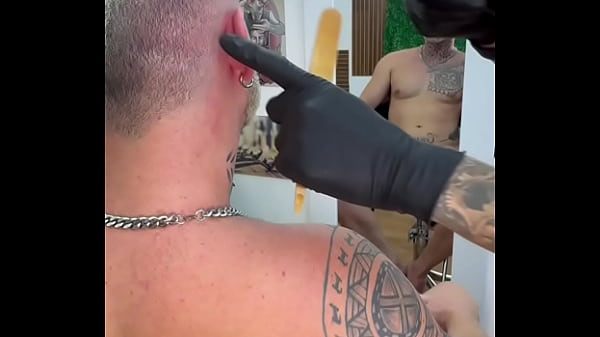 Image Cortei o cabelo com o barbeiro dotado e paguei o corte com cuzinho!