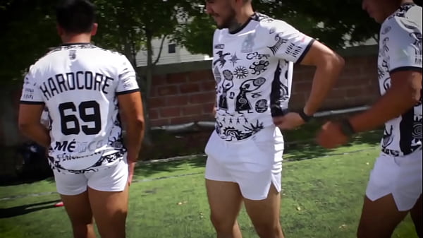 Image Despu&eacute_s de ir a entrenar nos fuimos por unas chelas al departamento del capit&aacute_n, pero como no hab&iacute_a mujeres terminamos teniendo sexo entre hombres