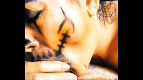 Image Na noite de Halloween  ela aparece para sugar o esperma dos homens desconhecidos, ele n&atilde_o consegue segurar e acaba em sua boca, a boneca monstro engole at&eacute_ a &uacute_ltima gota, o melhor boquete que voc&ecirc_ ver&aacute_ hoje, quem &eacute_