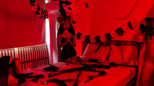 Image HALLOWEEN L&Eacute_SBICO, UMA DIABINHA, 2 FREIRA E UMA BRUXA