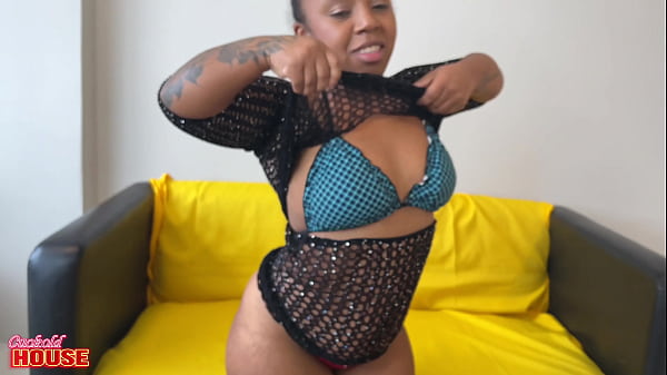 Image Pauzudo enfiando at&eacute_ o fundo de mulher pequena com fogo enorme na buceta