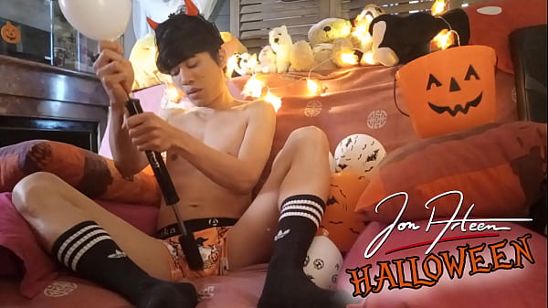 Image Halloween Jon Arteen pumps up balloons and ends up pumping his cock until he ejaculates his cum all over himself Ahegao