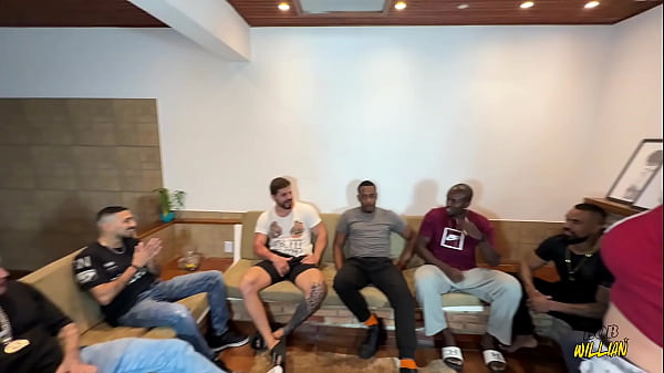 Image mulher oferece marido pr&oacute_s caras comerem