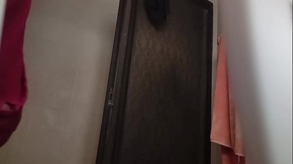 Image Deje grabando el celular en el ba&ntilde_o de mi mam&aacute_ y la grabe d&aacute_ndose una ducha