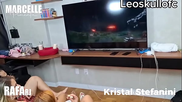 Image Filme e pipoca entre amigos virou suruba com leite na cara!