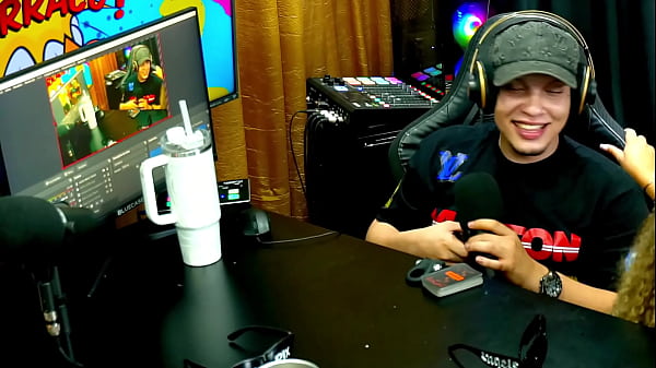 Image A Novinha mostrou a buceta no meio do Podcast, tava molhadinha, o Barraco pegou fogo! - P&aacute_pum no Barraco!