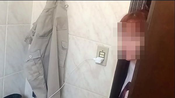 Image Ruivinha v&ecirc_ seu primo se masturbando no banho e resolve ajud&aacute_-lo