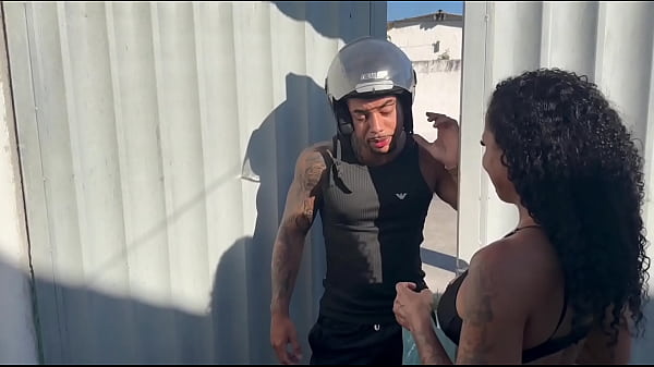Image Motoboy gostoso veio fazer uma entrega aqui em casa aproveitei que meu marido n&atilde_o estava seduzi o safado e ele me fudeu com vontade
