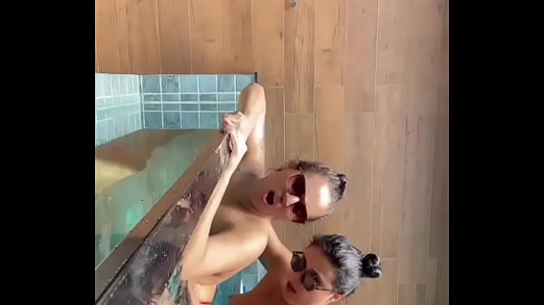 Image Namorada cavala sentou em mim com cintaralho na piscina