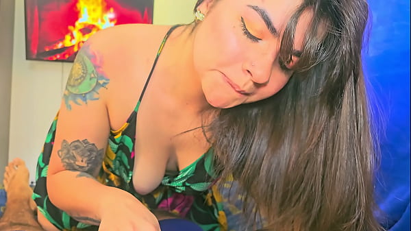 Image Curvy mejor amiga chupa mi verga mientras me cuenta una historia