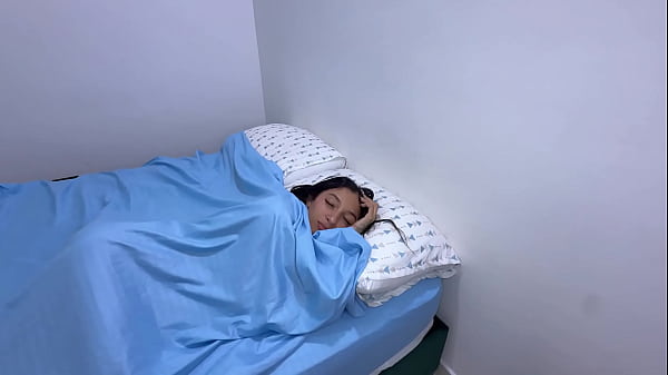 Image Encuentro a mi hermanastra desnuda en el cuarto y se me antoja follarla muy duro. SEXO REAL
