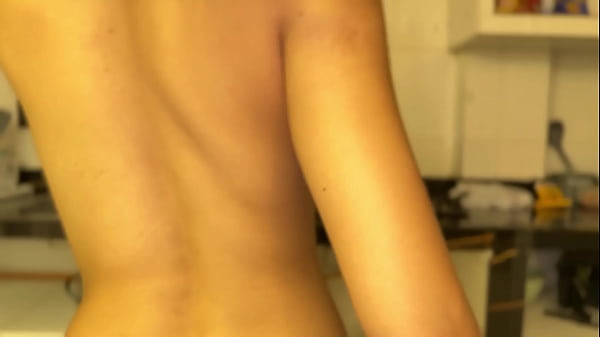 Image VEN TE PAGO CON SEXO. Chica latina ofrece una buena cogida con desconocido a cambio de reparar su moto.