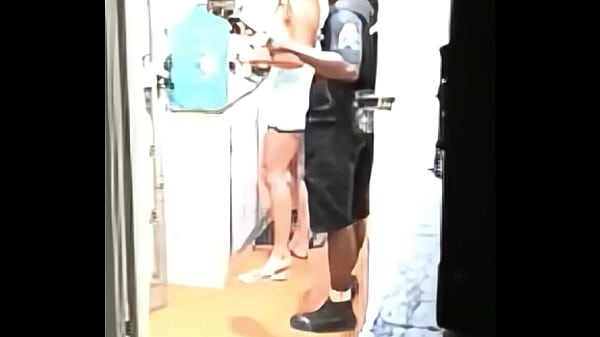 Image Dando pro entregador de &aacute_gua: Me exibi pro entregador novinho e pirocudo que meteu gostoso no p&ecirc_lo e me deu leitinho na boca!