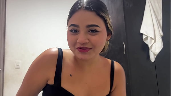 Image Hermanastra quiere que le d&eacute_ clases de c&oacute_mo chupar polla