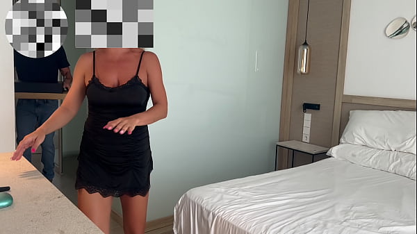 Image Sexo con el servicio de habitaciones!! Casada sola en hotel folla camarero desconocido con un extra&ntilde_o. Sexo real mujer casada hotwife esposa desnuda