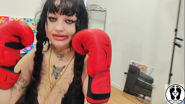 Image CHUBBY GIRL BOXING TRAINING BOUNCING BOOBS