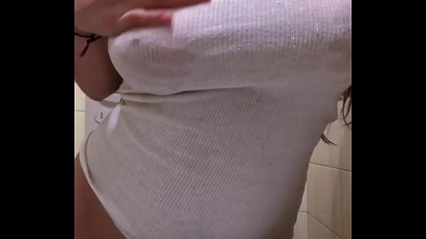 Image hijastra le envia video a su padrastro mostrando sus tetas blancas y jugando y mojandose toda desnuda en el Ba&ntilde_o, culona blanca