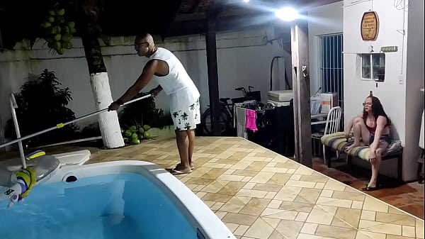 Image MEU MARIDO SAIU E ESQUECEU DE DEIXA O DINHEIRO DO LIMPADOR DE PICINA