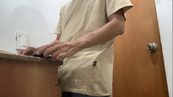 Image Madrastra descubre a su hijastro paje&aacute_ndose en el ba&ntilde_o y se antoja de su verga