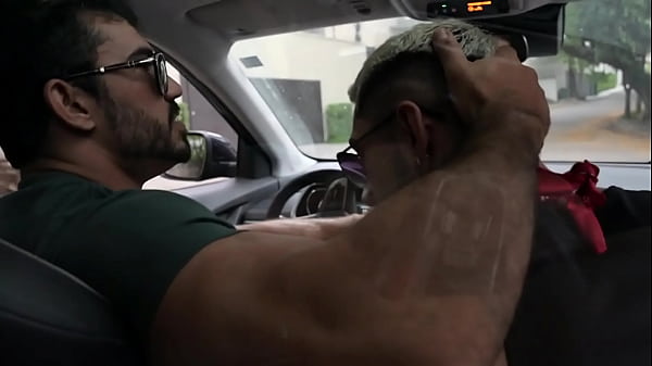 Image TRABALHANDO DE MOTORISTA E O PASSAGEIRO DEU EM CIMA. PAGOU A CORRIDA COM O CUZ&Atilde_O.
