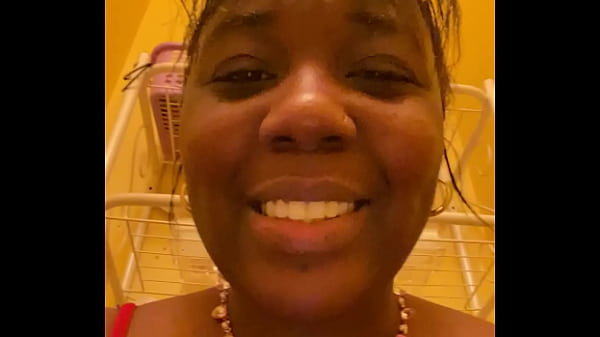 Image sexy Ebony with BANGS PISSING PEE VIDEO