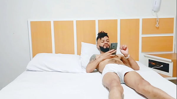 Image Massagista ninfeta deu gostoso a sua buceta para cliente nego.
