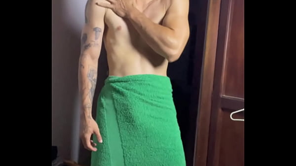 Image Hombre masturb&aacute_ndose en su habitaci&oacute_n con aceite