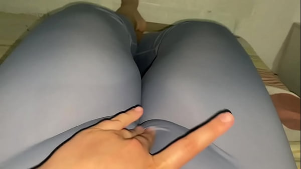 Image Latina curvy se quita los leggings y se masturba - Fingering y Moaning real