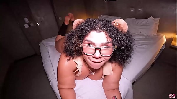 Image caindo de boca na rola grossa e engolindo porra antes de ficar arrombada
