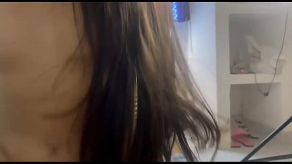 Image Una hermosa latina con un gran trasero es follada por un repartidor de pizza