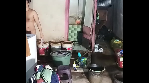 Image Emak emak indonesia nyuci sambil colmek