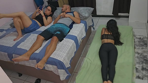 Image Esposa teve a m&aacute_ ideia de dividir o quarto com sua Amiga
