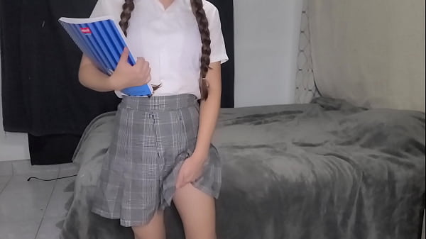 Image &iquest_Que edad tiene? PEQUE&Ntilde_A y tierna ALUMNA colegiala de CDMX va a casa de el profesor pervertido y hace todo lo que el pervertido dice, estudiante se masturba para el profesor