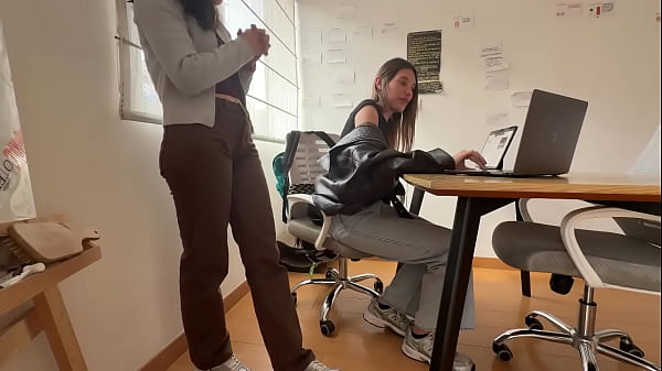 Image Mi mejor amiga me toca mi clitoris duro mientras trabajo!!!
