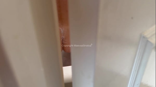 Image Il espionne sa demi-soeur sous la douche et elle lui suce la bite