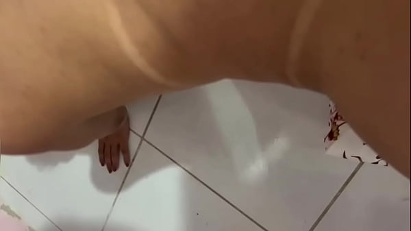 Image Raissa chupou o pau do branquinho e deu no pelo pro neg&atilde_o e levou um banho de porra e depois mostrou o cuzinho bem arrombadinho