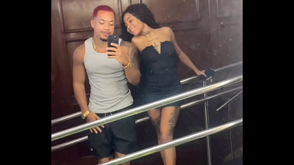 Image Mulher de jogador do Flamengo dando pro amante na sacada da varanda