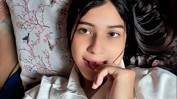 Image La profesora se est&aacute_ haciendo un tratamiento facial antes de ir al colegio.