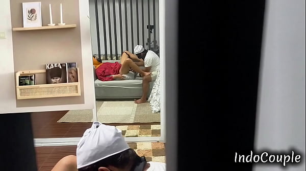 Image Viral Jakarta!! Indo Bokep Pasangan Asli Pacaran &ndash_ Kejutan Ulang Tahun, Pacar Dikasih Sex Toy & Ngentot Sama Teman Cowoknya, Suaminya Nonton Diam-Diam dari Kamar Sebelah!!