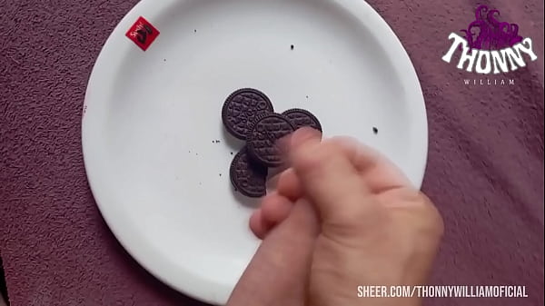 Image Gozando nos biscoitos para seu caf&eacute_ da manh&atilde_