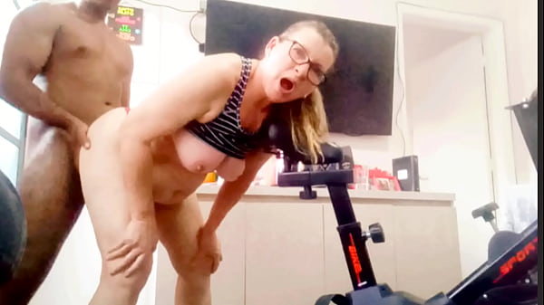 Image Sogra fazendo aer&oacute_bico s&oacute_ de calcinha e o genro n&atilde_o perdeu tempo
