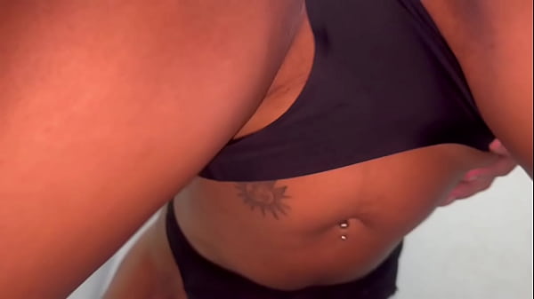 Image Preta safada esperou seu marido sair de casa e chamou seu vizinho pra fuder