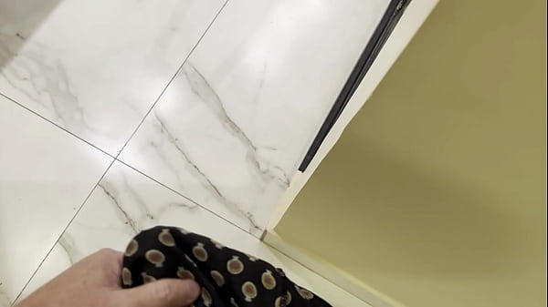 Image meu enteado me espiando enquanto estou tomando banho na hidro...
