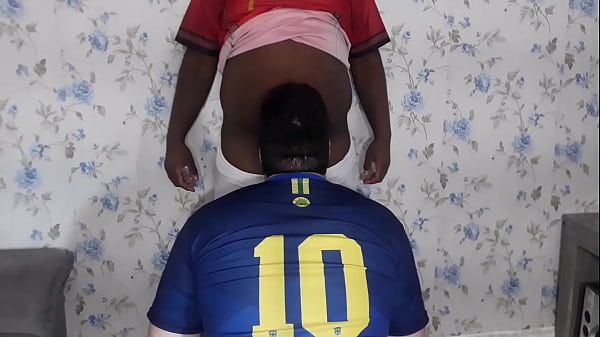 Image Gordos Transam Depois Do Futebol   Novinho Peludo Brinca Com o Rabo do Gordo Guloso (DOBRADINHA COMPLETA)