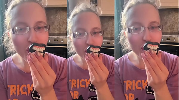 Image ASMR Vampire Teeth Lollipop m