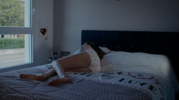 Image Il me r&eacute_veille de ma sieste pour me demander de le sucer et il &eacute_jacule dans ma bouche