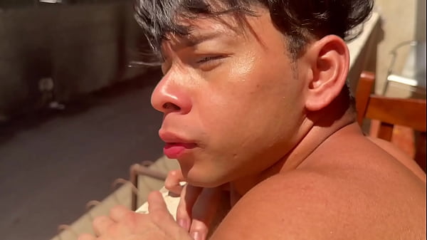 Image Novinho acabou sendo fudido gostoso na sacada, enquanto pessoas passavam. E acabou tomando cada gota do leite prot&eacute_ico do macho pauzudo.