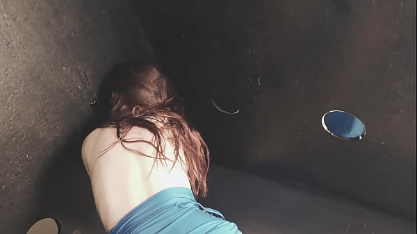 Image Esposa puta chupa e fode com estranhos no gloryhole!