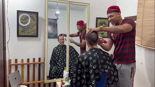 Image Veio desenrolar um corte de cabelo e ganhou rola no cuzinho.