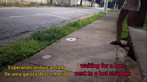 Image Punheta arriscada para bela ruiva no ponto de &ocirc_nibus!